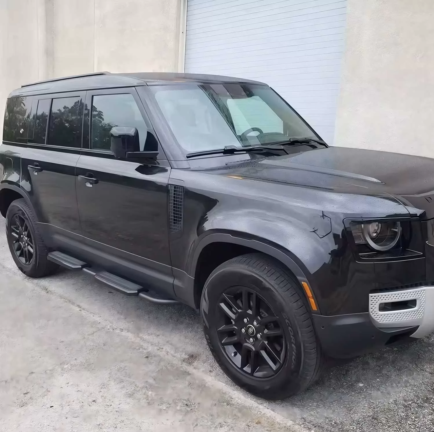 thumbnail image 2 of EU AUTO PARTS Black Edition Running Boards For Land Rover Defender 90 L663 (2020+) - Side Steps 2 of 3